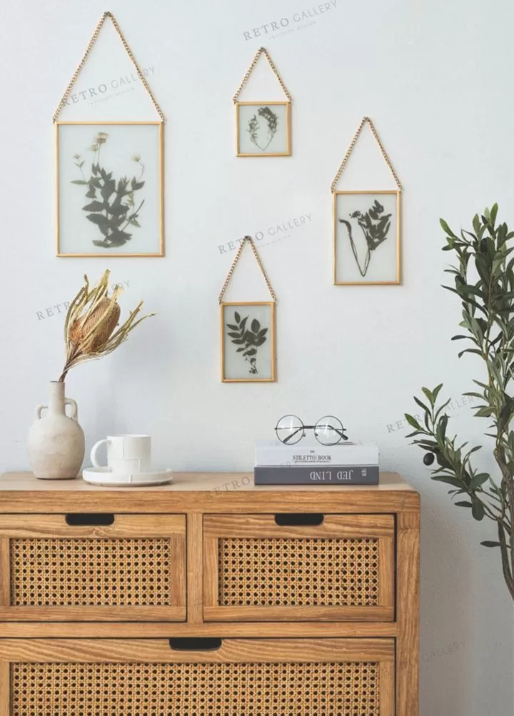 لوحات زجاجية باطارات ذهبية