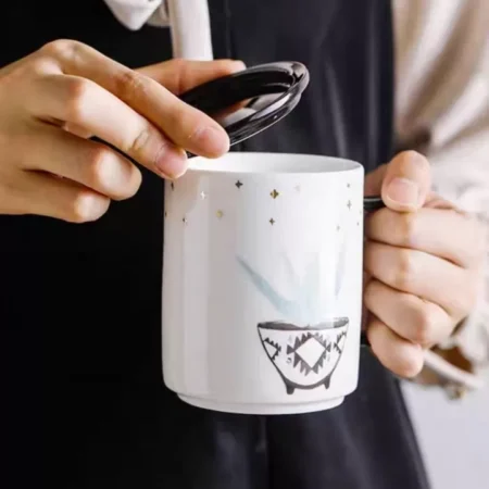 كوب من السيراميك مع غطاء