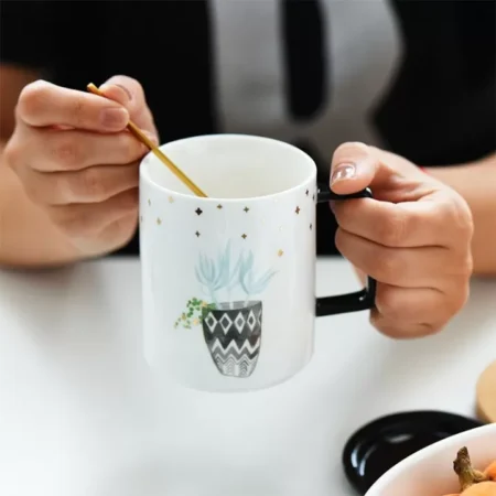 كوب من السيراميك مع غطاء