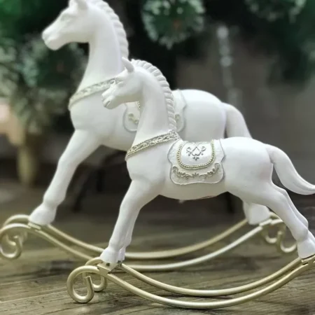 حصان هزاز ابيض و ذهبي