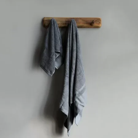 علاق ملابس/عبايات/فوط صغير من خشب الصنوبر - ثلاثة علاقات, أبعاد: 45 × 7 سم