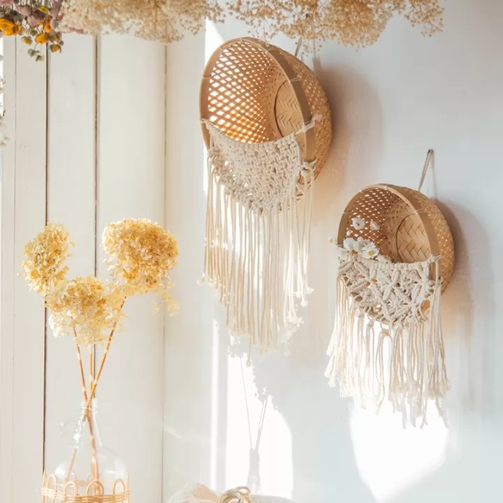 سلة من الراتان الطبيعي و المكرميه