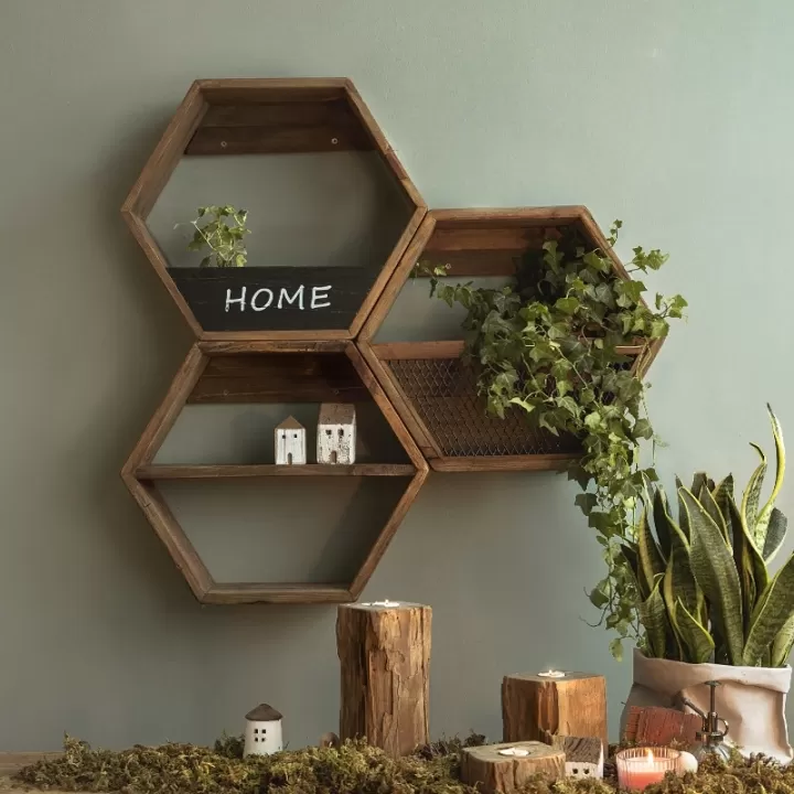 رف جداري سداسي من خشب الصنوبر مع قاعدة سوداء - ارتفاع 45 سم، طول 52 سم، عمق 17 سم - الصورة 2