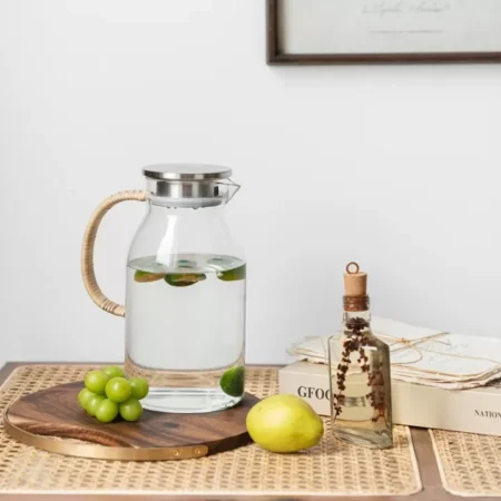 ابريق زجاجي بمسكة من الراتان