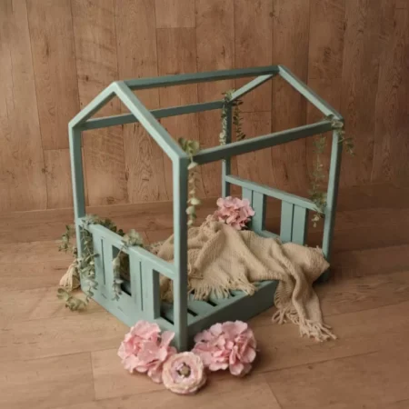 سرير خشبي لتصوير المواليد