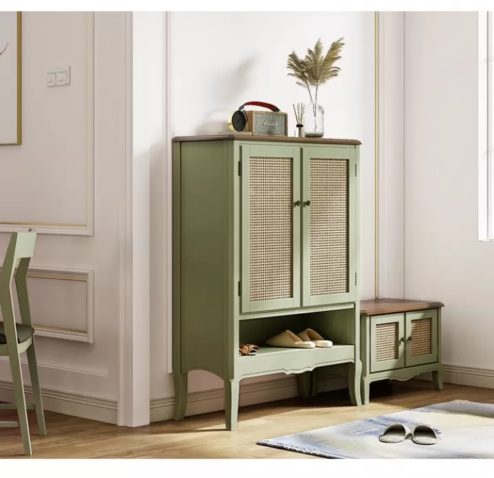 دولاب أحذية أبواب رتان طبيعي - ثلاثة أرفف ورف واسع مفتوح - اللون: أخضر معتق بالأسود - ارتفاع 126 سم،