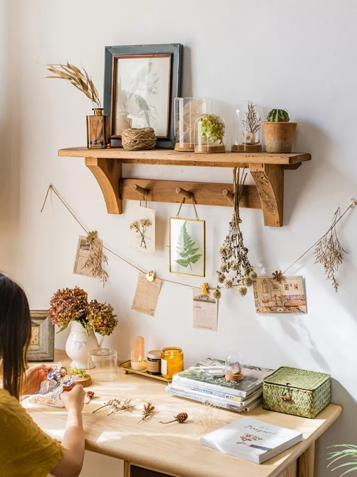 رف خشي بثلاثة علاقات