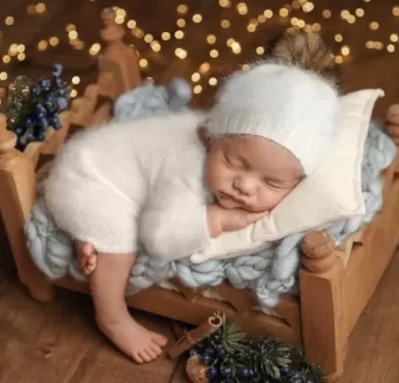 سرير خشبي لتصوير مواليد