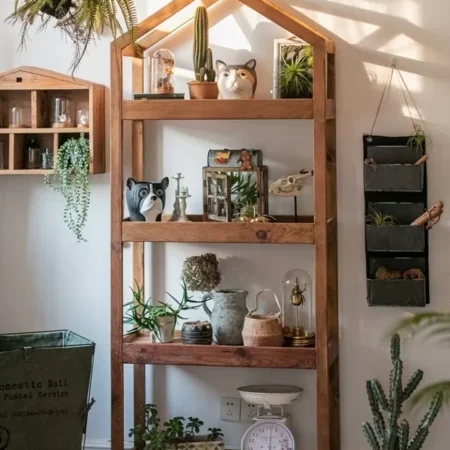 ارفف حائط خشبية مثلثة من خشب الصنوبر بأربعة أرفف - لتنظيم المنتجات بشكل أنيق