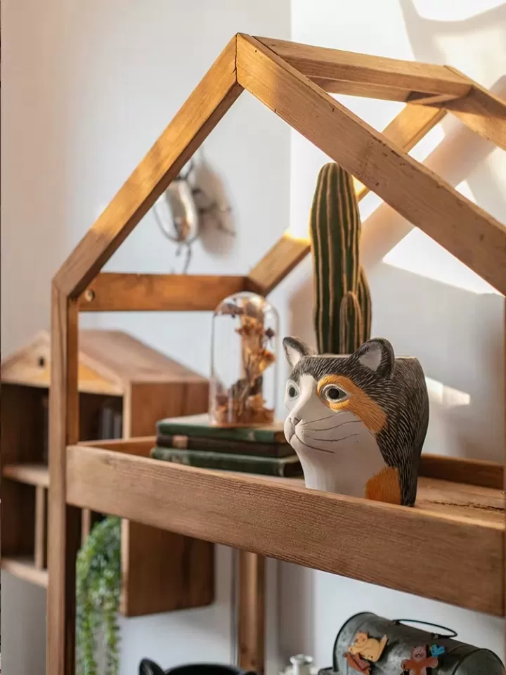 ارفف حائط خشبية مثلثة من خشب الصنوبر بأربعة أرفف - لتنظيم المنتجات بشكل أنيق - الصورة 3