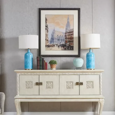 دولاب مدخل عريض بأربعة أبواب بلون أبيض ولمسة صدفية