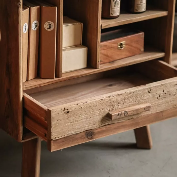 كومدينا خشبية ريفية من خشب الصنوبر مع رفين بالعرض ورفين طولي مفتوح ودرج - الصورة 2