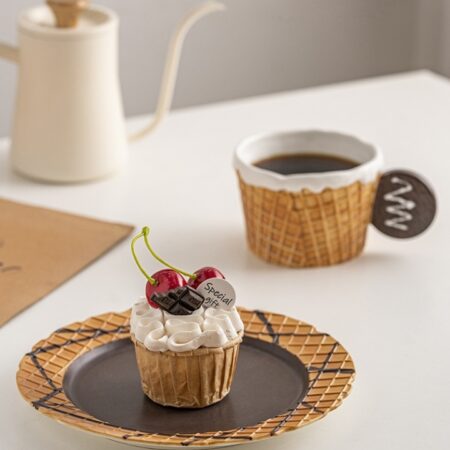 صحن تقديم حلى بني من الوسط من السيراميك