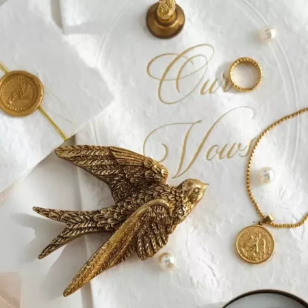 تعليقة جدارية عصفور ذهبي