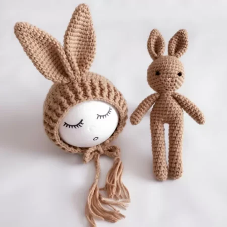 طقم دمية ارنب مع قبعة من كوراشيه لتصوير الاطفال و المواليد