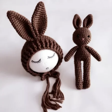 طقم دمية ارنب مع قبعة من كوراشيه لتصوير الاطفال و المواليد