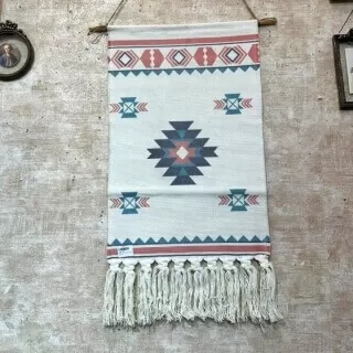 تعليقة مكرميه لتزين الجدار