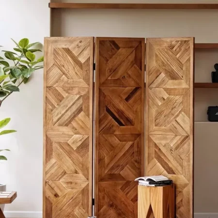 حاجز او بارشن او ساتر خشبي هندسي من الصنوبر بثلاثة درف - بني معتق قابل للطي