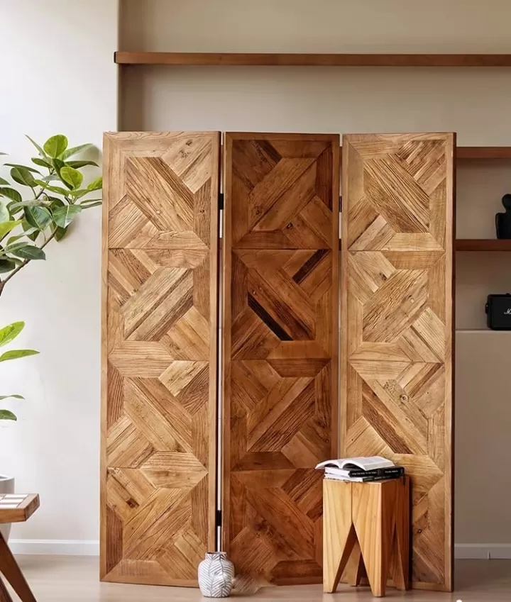 حاجز او بارشن او ساتر خشبي هندسي من الصنوبر بثلاثة درف - بني معتق قابل للطي