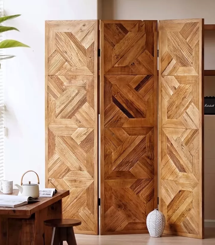 حاجز او بارشن او ساتر خشبي هندسي من الصنوبر بثلاثة درف - بني معتق قابل للطي - الصورة 2