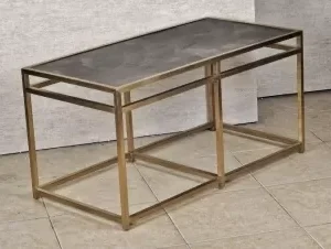 طاولة وسط أو طاولة قهوة بهيكل من الستانلس ستيل بلون ذهبي وسطح أسود