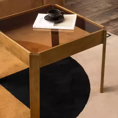 طاولة خدمة معدنية مربعة باللون الذهبي وسطح زجاجي – 60×60×50 سم