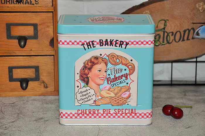 علبة معدنيه بفتحة من الامام