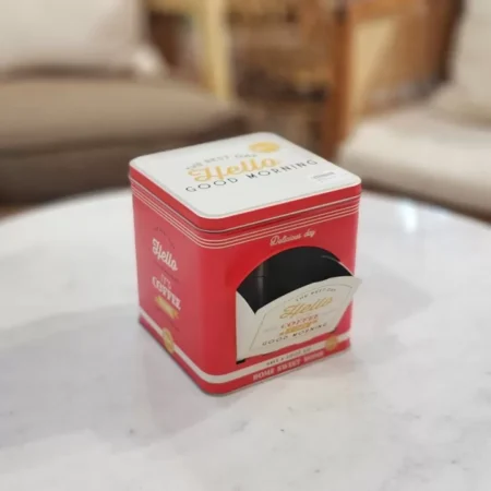 حافظة معدنية برسومات مستوحاة من السبعينات وألوان الباستيل