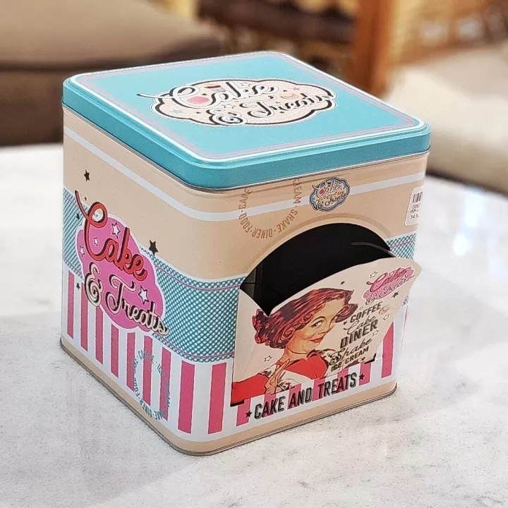 حافظة معدنية برسومات مستوحاة من السبعينات وألوان الباستيل