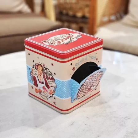 حافظة معدنية برسومات مستوحاة من السبعينات وألوان الباستيل