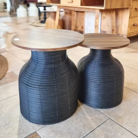 طقم من طاولتين خدمة بسطح دائري خشبي وقاعدة من أحبال الأعشاب البحرية الطبيعية