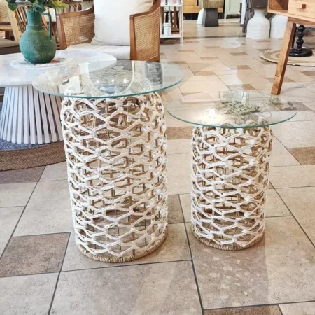 طقم من طاولتين خدمة بسطح دائري زجاجي وقاعدة من أحبال المكرمية