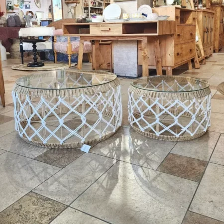 طقم من طاولتين خدمة بسطح دائري زجاجي وقاعدة من أحبال المكرمية