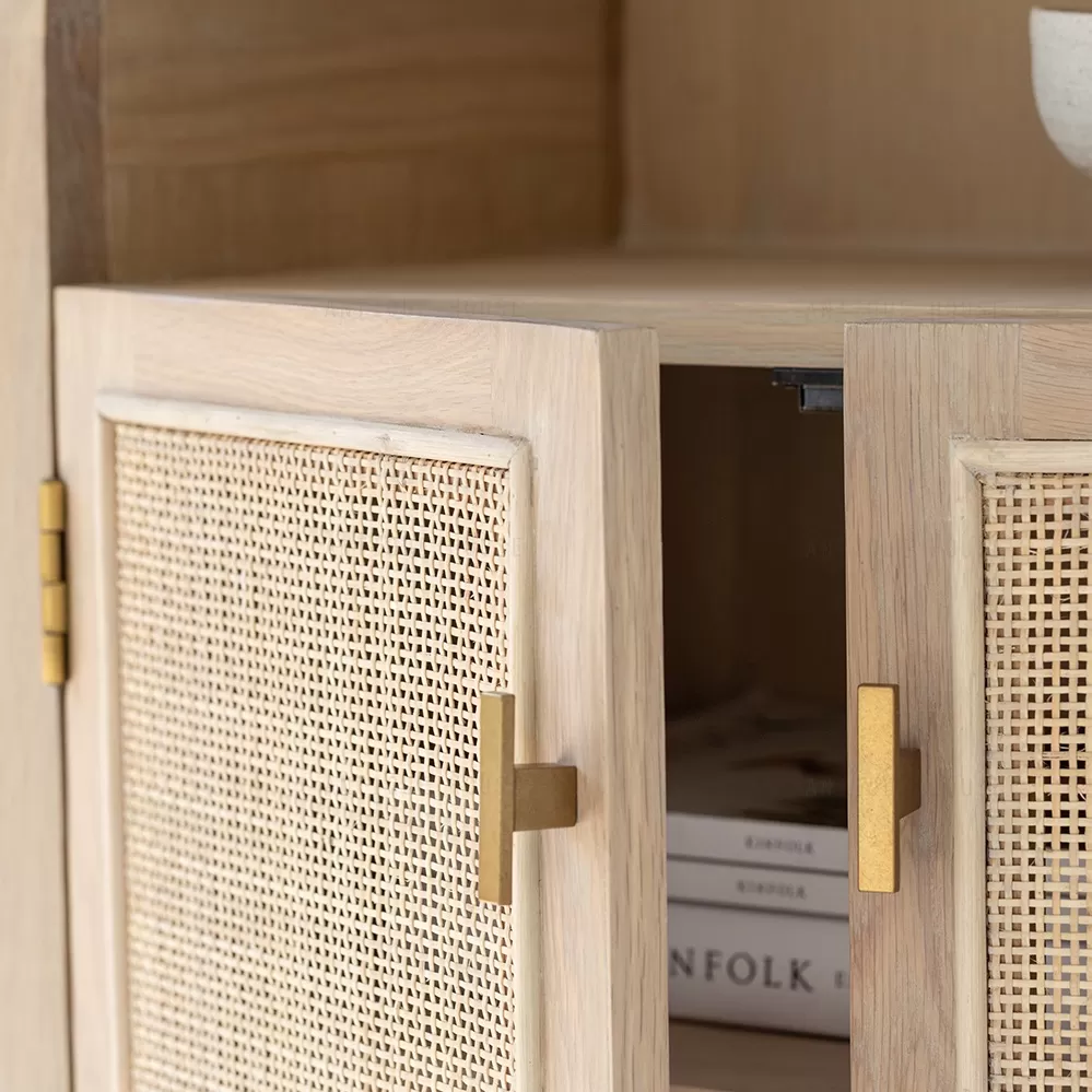 مكتبة من خشب الاوك و الراتان الطبيعي - تصميم ريفي - الصورة 2