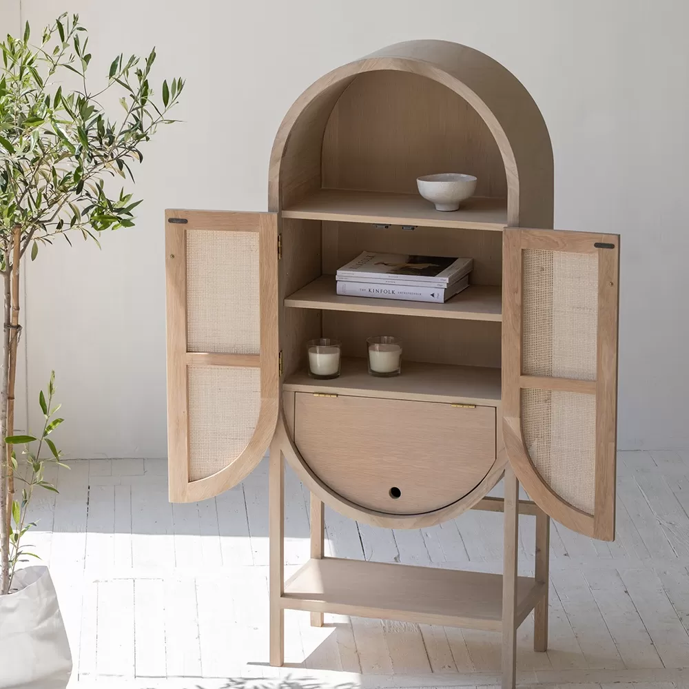 مكتبة من خشب الاوك و الراتان الطبيعي - تصميم ريفي - الصورة 3