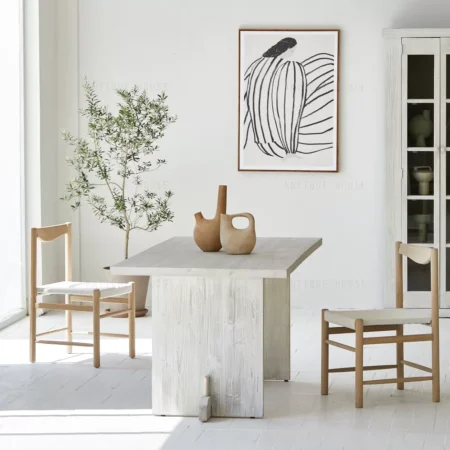 طاولة طعام من الخشب الطبيعي