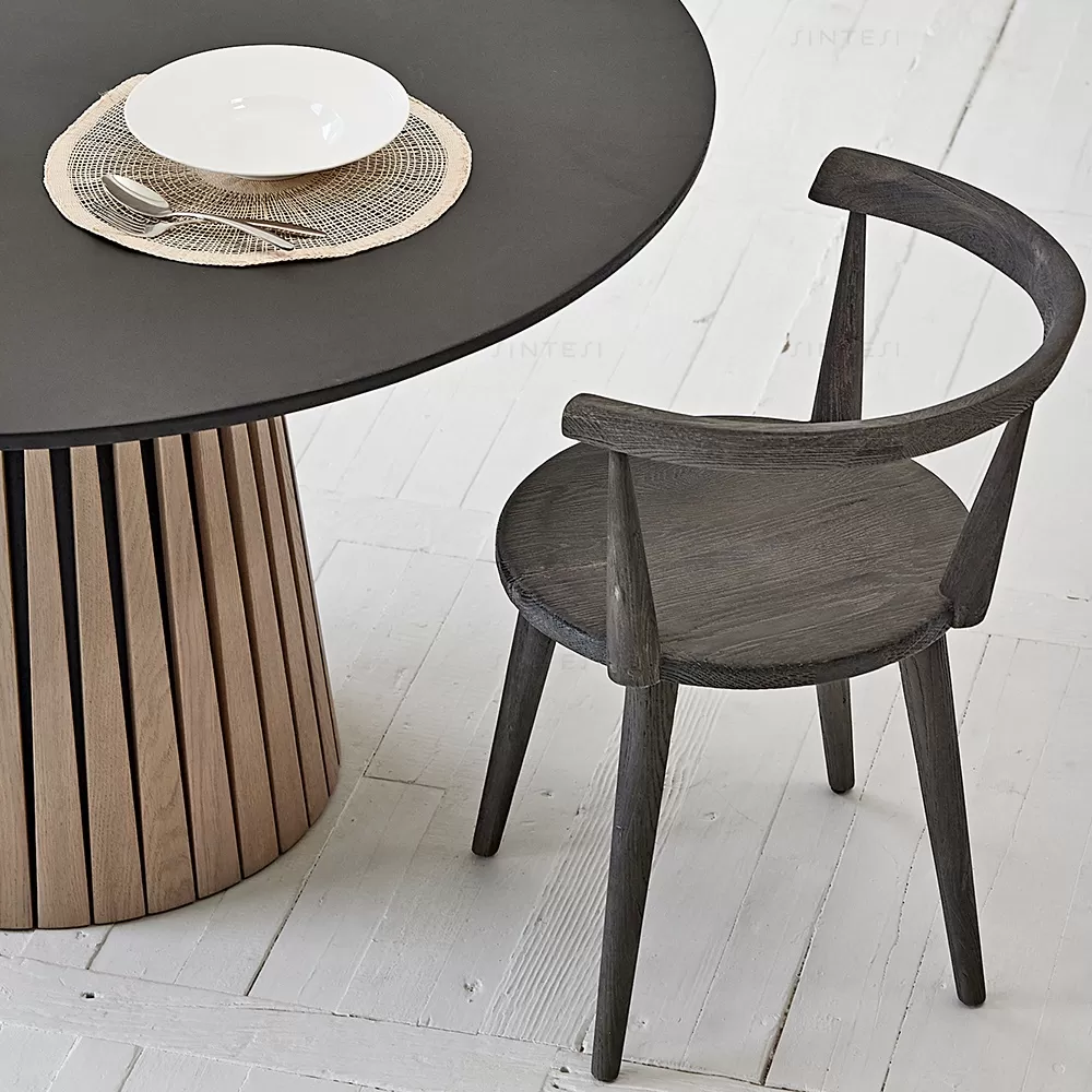 كرسي من خشب الاوك