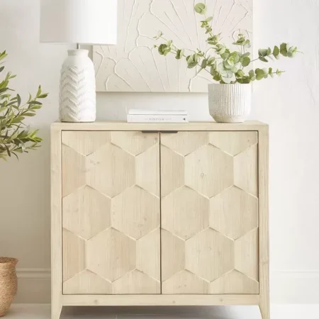 مدخل خشب ريفي بتفاصيل هندسية أنيقة