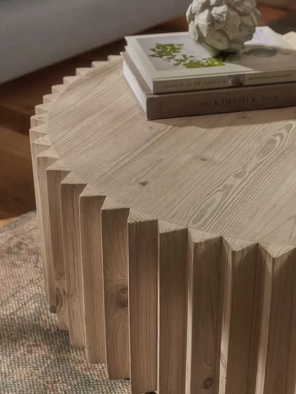 طاولة قهوة لوسط المجلس دائرية بدرجين مخفية من خشب الصنوبر - الصورة 2