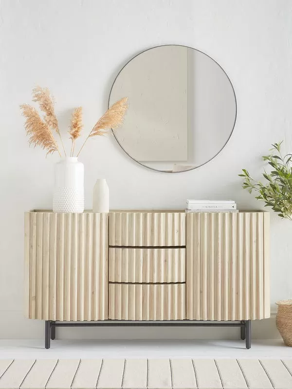 دولاب مدخل ريفي بابواب بارزة من الاطراف و ثلاثة ادراج من المنتصف